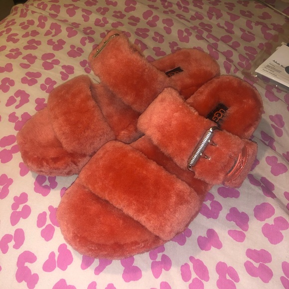 UGG Slipper - Picture 1 of 4